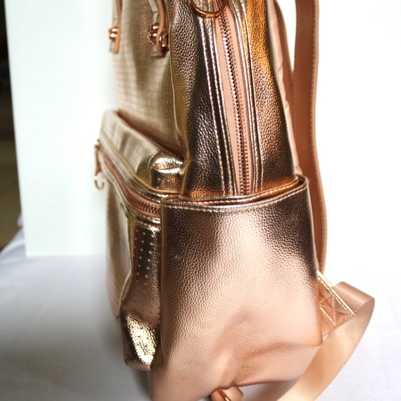 Like New DISNEY Rose Gold Flair Backpack Collectible Pin Holder Mickey Travel - Picture 3 of 12